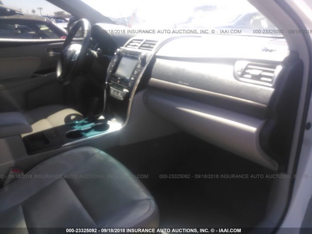 4T1BF1FKXGU137130 - 2016 TOYOTA CAMRY LE/XLE/SE/XSE 白色 照片 5