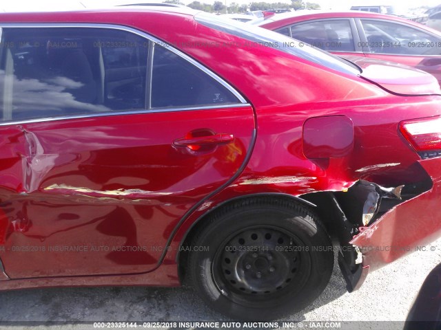 4T1BK46K28U061496 - 2008 TOYOTA CAMRY LE/XLE/SE RED photo 6