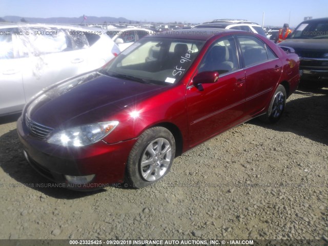 JTDBF30KX50165264 - 2005 TOYOTA CAMRY LE/XLE/SE Қызыл фото 2