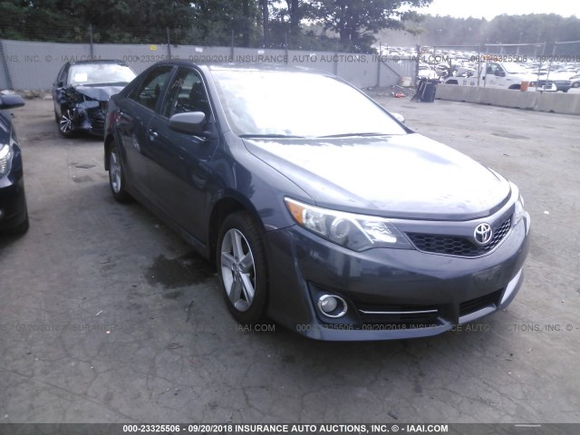 4T1BF1FK0CU183897 - 2012 TOYOTA CAMRY SE/LE/XLE ნაცრისფერი ფოტო 1