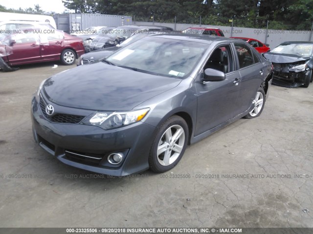 4T1BF1FK0CU183897 - 2012 TOYOTA CAMRY SE/LE/XLE ნაცრისფერი ფოტო 2