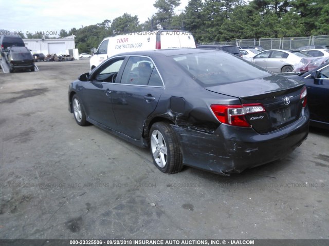 4T1BF1FK0CU183897 - 2012 TOYOTA CAMRY SE/LE/XLE ნაცრისფერი ფოტო 3