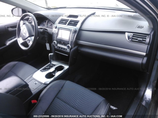4T1BF1FK0CU183897 - 2012 TOYOTA CAMRY SE/LE/XLE ნაცრისფერი ფოტო 5