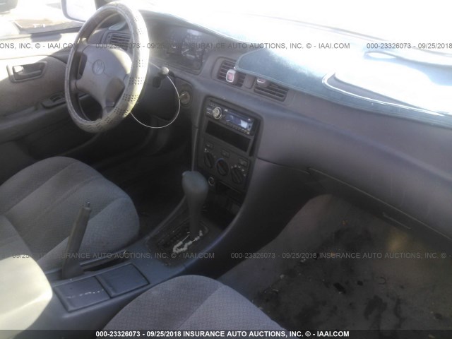 4T1BG22K81U825174 - 2001 TOYOTA CAMRY CE/LE/XLE 银色 照片 5