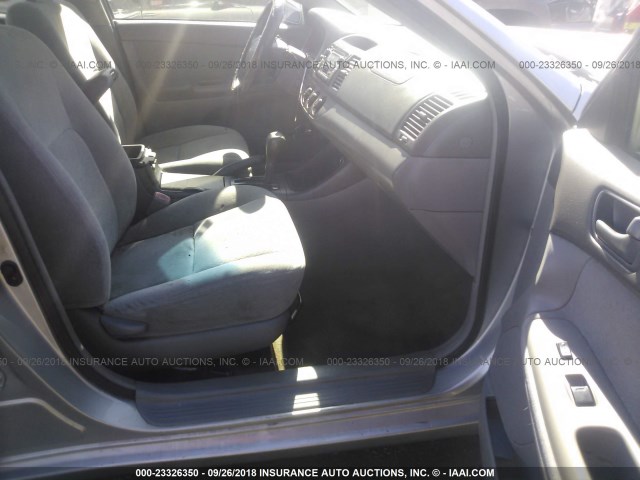 4T1BE32K74U828941 - 2004 TOYOTA CAMRY LE/XLE/SE SILVER photo 5