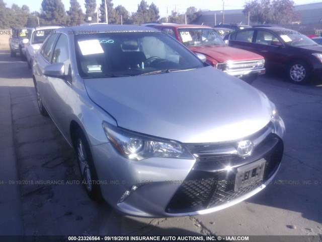 4T1BF1FK9FU024106 - 2015 TOYOTA CAMRY LE/XLE/SE/XSE 银色 照片 1
