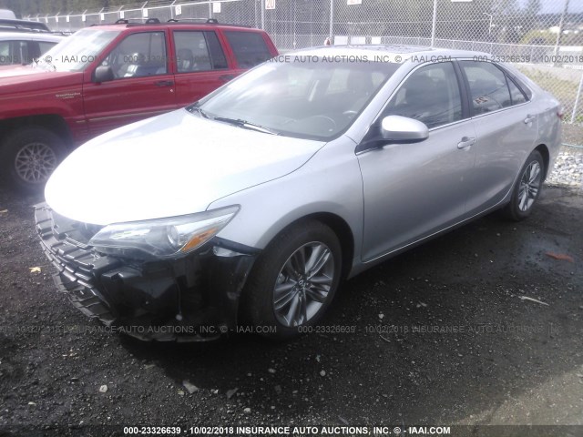 4T1BF1FK6FU495274 - 2015 TOYOTA CAMRY LE/XLE/SE/XSE SILVER photo 2