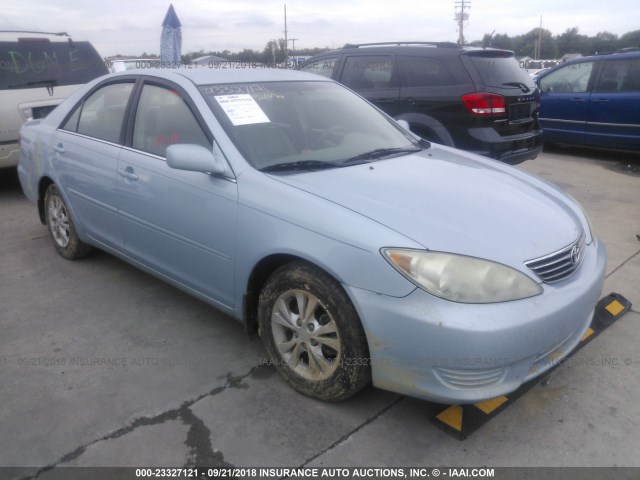 4T1BF30K05U598628 - 2005 TOYOTA CAMRY LE/XLE/SE BLUE photo 1