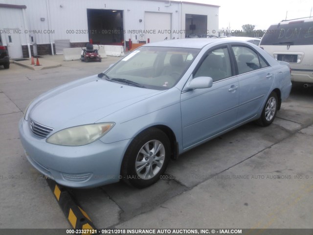 4T1BF30K05U598628 - 2005 TOYOTA CAMRY LE/XLE/SE BLUE photo 2