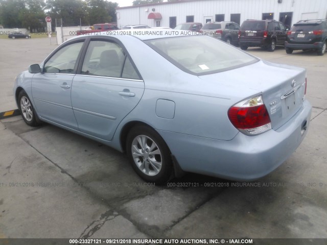 4T1BF30K05U598628 - 2005 TOYOTA CAMRY LE/XLE/SE BLUE photo 3