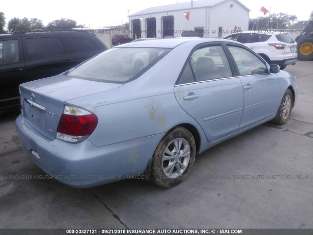 4T1BF30K05U598628 - 2005 TOYOTA CAMRY LE/XLE/SE BLUE photo 4