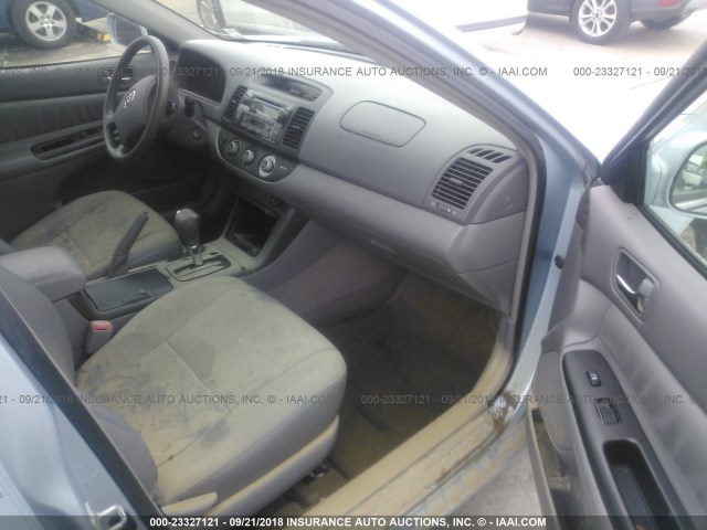 4T1BF30K05U598628 - 2005 TOYOTA CAMRY LE/XLE/SE BLUE photo 5