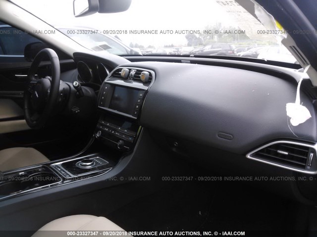 SAJAR4BG6HA971460 - 2017 JAGUAR XE Schwarz Foto 5