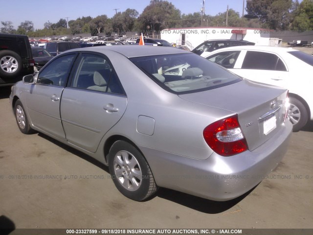 JTDBF32K520010341 - 2002 TOYOTA CAMRY LE/XLE/SE Gümüş foto 3