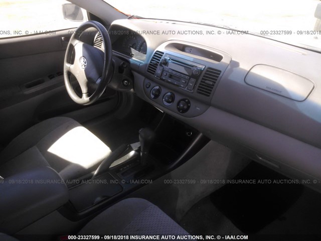 JTDBF32K520010341 - 2002 TOYOTA CAMRY LE/XLE/SE Gümüş foto 5