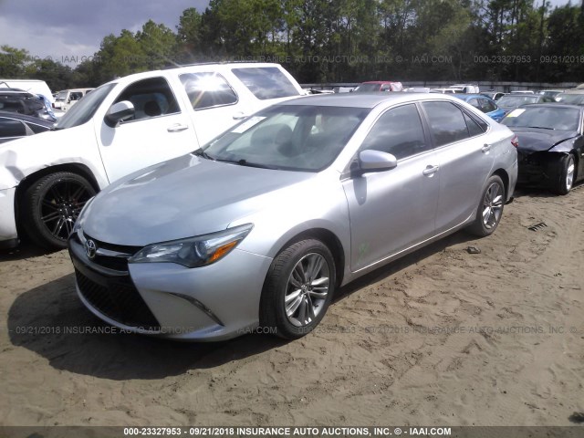 4T1BF1FK5FU881894 - 2015 TOYOTA CAMRY LE/XLE/SE/XSE 银色 照片 2