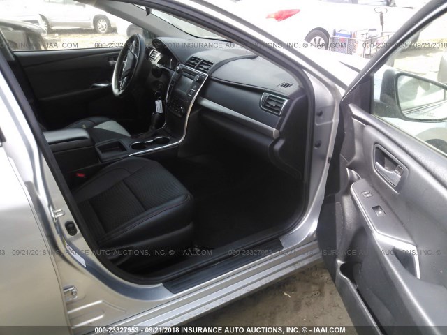 4T1BF1FK5FU881894 - 2015 TOYOTA CAMRY LE/XLE/SE/XSE 银色 照片 5
