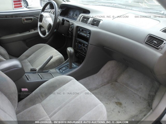 JT2BG22K7W0167388 - 1998 TOYOTA CAMRY CE/LE/XLE 金色 照片 5