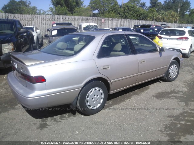 4T1BG22K2VU120733 - 1997 TOYOTA CAMRY CE/LE/XLE 金色 照片 4