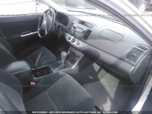 4T1BE32K25U518813 - 2005 TOYOTA CAMRY LE/XLE/SE Күміс фото 5