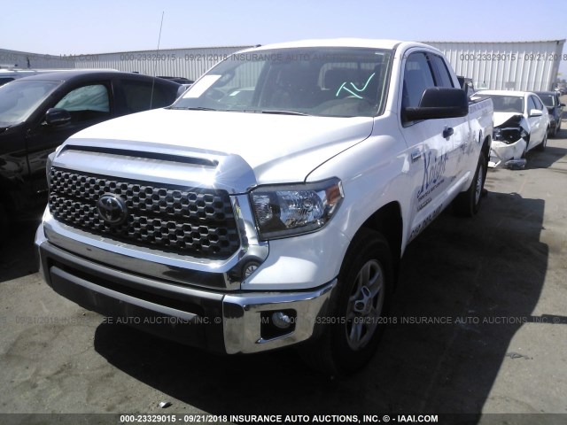 5TFRY5F12JX232332 - 2018 TOYOTA TUNDRA DOUBLE CAB SR/SR5 WHITE photo 2