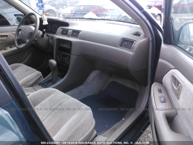 JT2BG22K2W0161627 - 1998 TOYOTA CAMRY CE/LE/XLE 绿色 照片 5