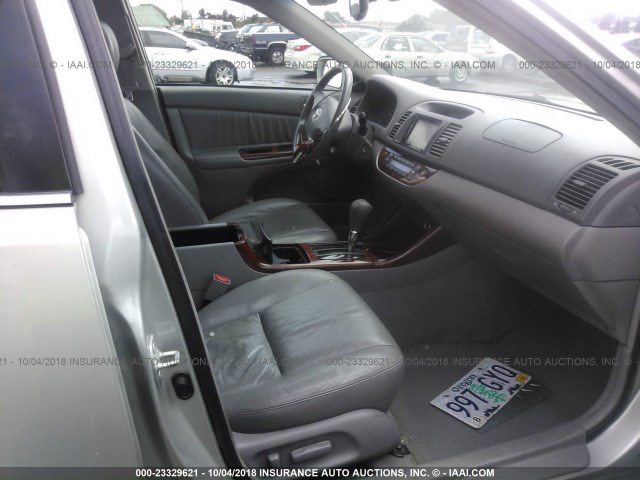 4T1BF32K73U554104 - 2003 TOYOTA CAMRY LE/XLE/SE SILVER photo 5