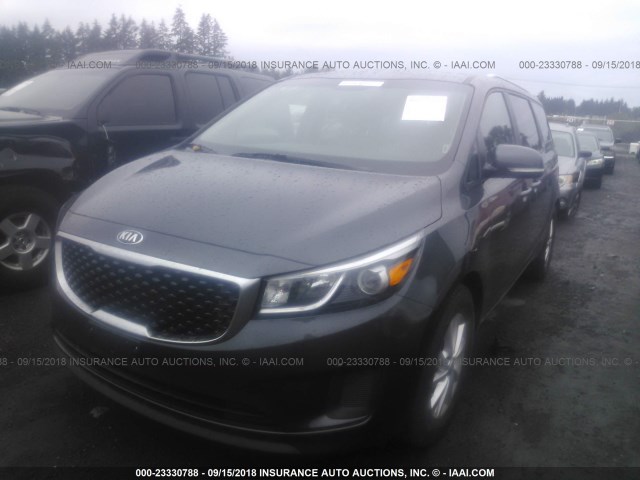 KNDMB5C13J6409721 - 2018 KIA SEDONA LX GRAY photo 2