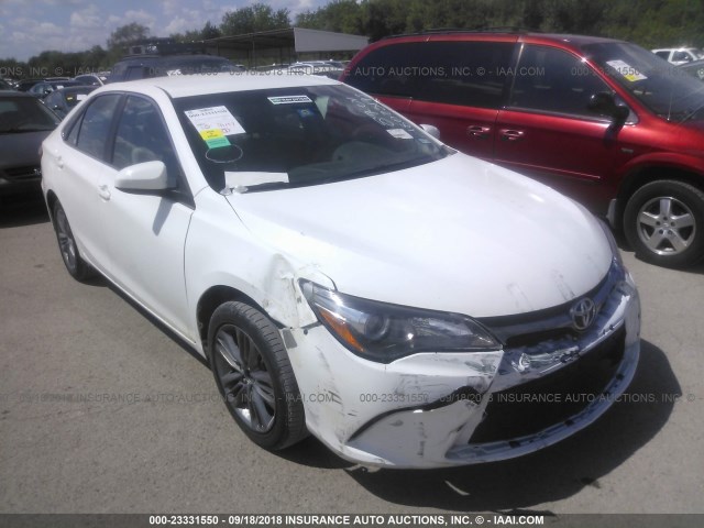 4T1BF1FK7HU335116 - 2017 TOYOTA CAMRY LE/XLE/SE/XSE WHITE photo 1