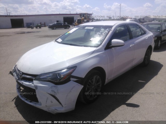 4T1BF1FK7HU335116 - 2017 TOYOTA CAMRY LE/XLE/SE/XSE WHITE photo 2