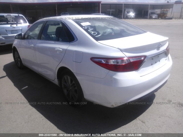 4T1BF1FK7HU335116 - 2017 TOYOTA CAMRY LE/XLE/SE/XSE WHITE photo 3