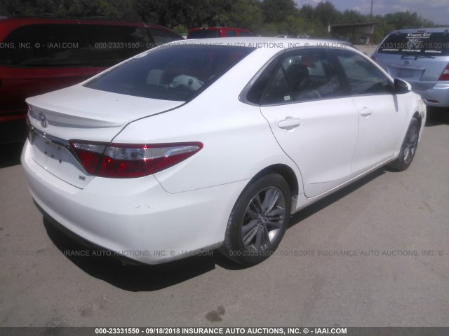 4T1BF1FK7HU335116 - 2017 TOYOTA CAMRY LE/XLE/SE/XSE WHITE photo 4