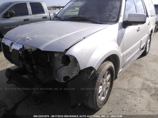 5LMFU27R23LJ17864 - 2003 LINCOLN NAVIGATOR Silber Foto 2