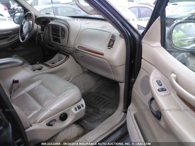 5LMPU28LXWLJ32065 - 1998 LINCOLN NAVIGATOR Schwarz Foto 5