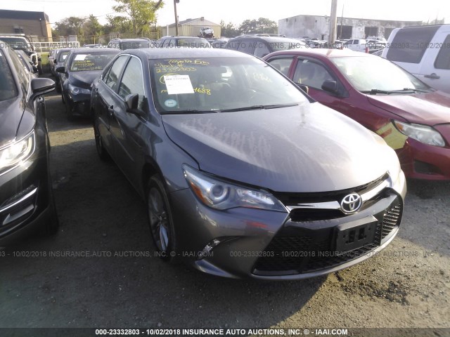 4T1BF1FK0HU375280 - 2017 TOYOTA CAMRY LE/XLE/SE/XSE 灰色 照片 1