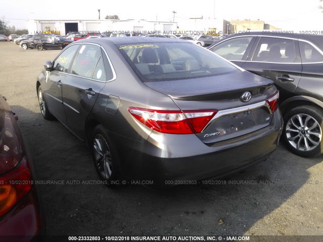 4T1BF1FK0HU375280 - 2017 TOYOTA CAMRY LE/XLE/SE/XSE 灰色 照片 3