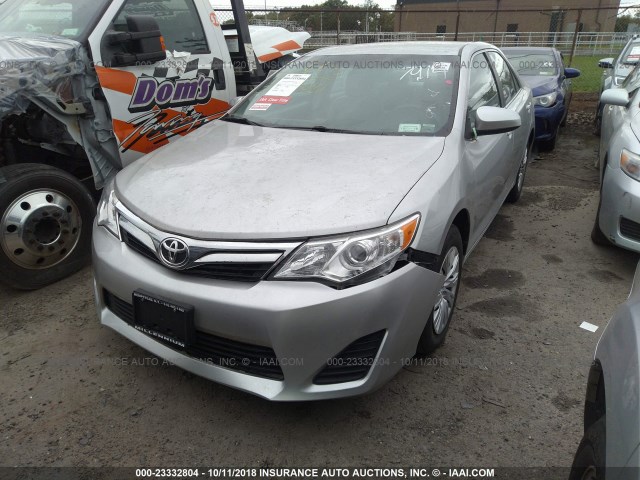 4T4BF1FK0DR317914 - 2013 TOYOTA CAMRY L/SE/LE/XLE Gümüş foto 2