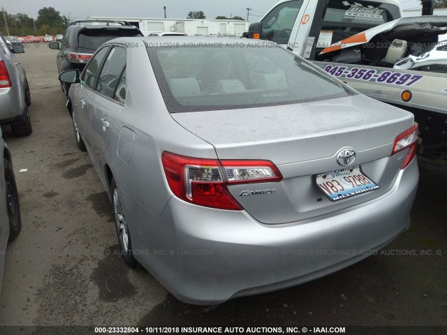 4T4BF1FK0DR317914 - 2013 TOYOTA CAMRY L/SE/LE/XLE Gümüş foto 3