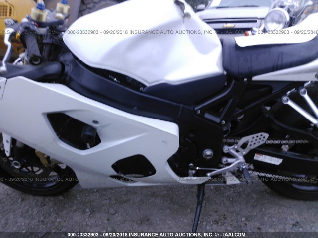 JS1GN7CAX42108837 - 2004 SUZUKI GSX-R600 K WHITE photo 9