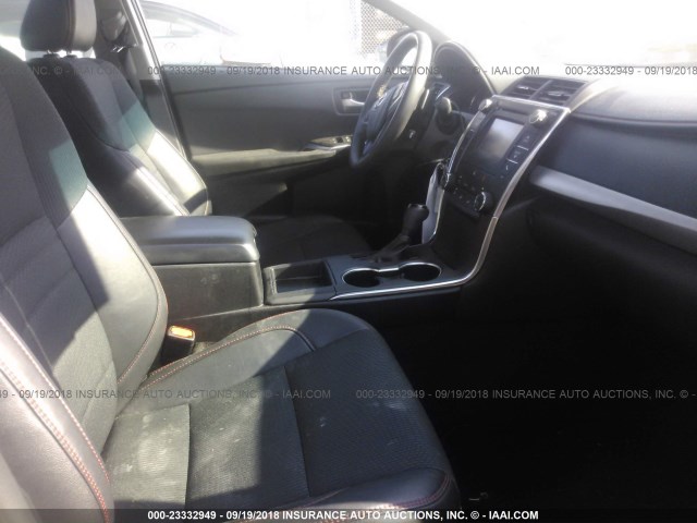 4T1BF1FK3HU733813 - 2017 TOYOTA CAMRY LE/XLE/SE/XSE 红色 照片 5