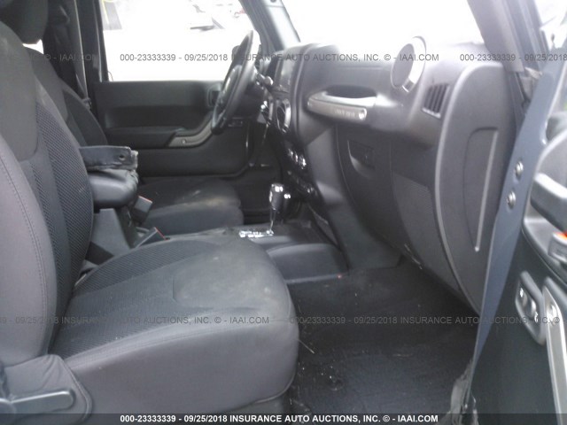 1C4AJWAG3HL667008 - 2017 JEEP WRANGLER SPORT رمادي صورة 5