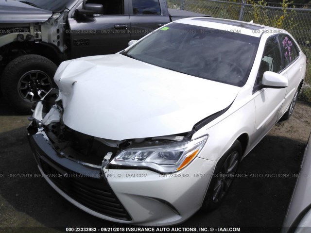 4T1BK1FK0FU561121 - 2015 TOYOTA CAMRY XSE/XLE WHITE photo 2