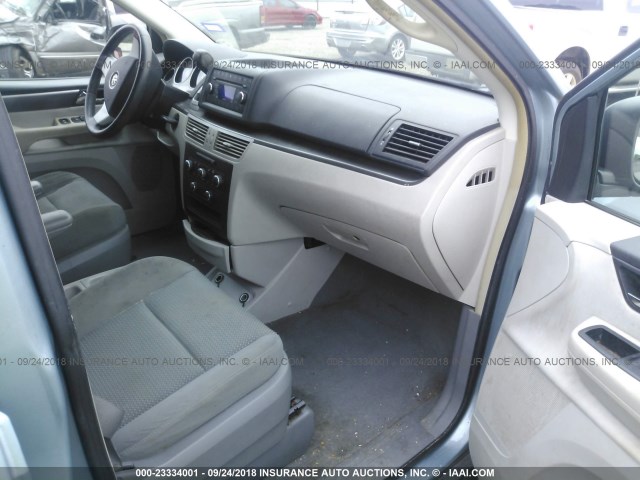 2V8HW44199R579816 - 2009 VOLKSWAGEN ROUTAN S Light Blue photo 5