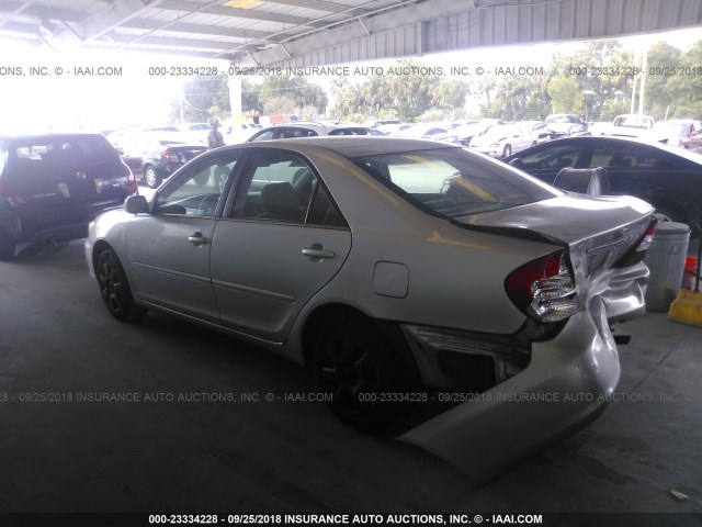 4T1BE32K92U047755 - 2002 TOYOTA CAMRY LE/XLE/SE Күміс фото 3