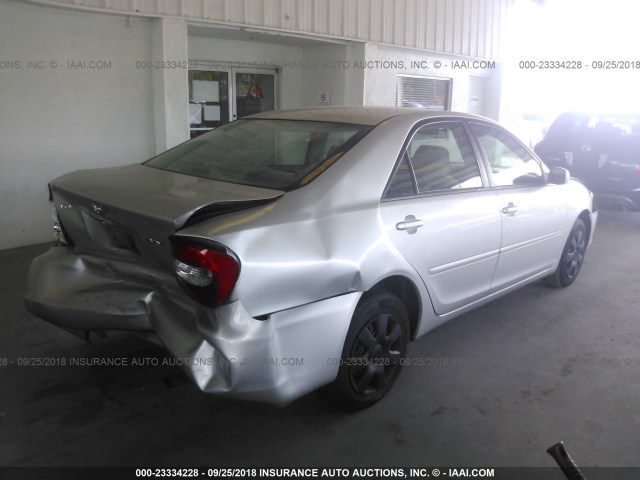 4T1BE32K92U047755 - 2002 TOYOTA CAMRY LE/XLE/SE Күміс фото 4