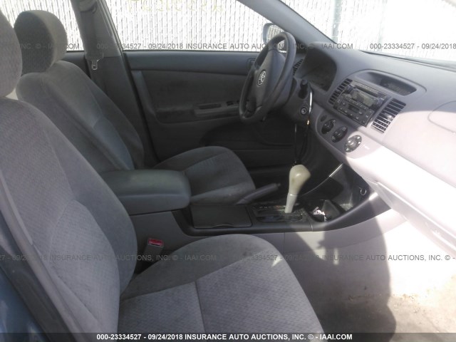 4T1BF32KX2U527140 - 2002 TOYOTA CAMRY LE/XLE/SE Көк фото 5