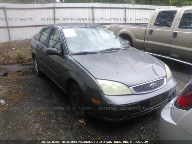 1FAFP34N85W135086 - 2005 FORD FOCUS ZX4 GRAY photo 1
