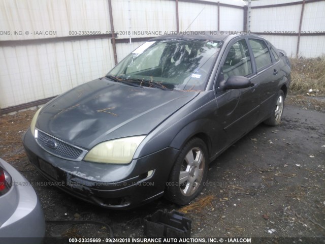 1FAFP34N85W135086 - 2005 FORD FOCUS ZX4 GRAY photo 2