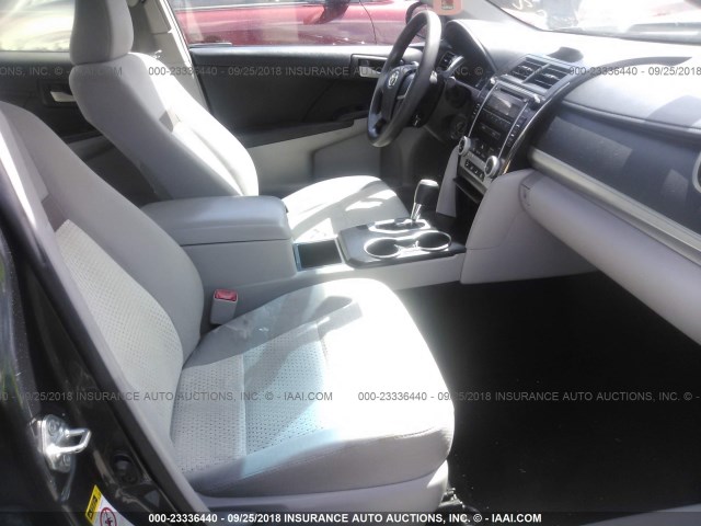 4T1BF1FK6CU625498 - 2012 TOYOTA CAMRY SE/LE/XLE GRAY photo 5