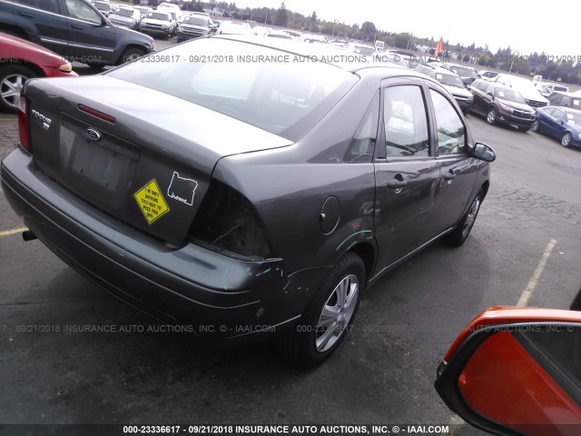 1FAHP34NX7W168280 - 2007 FORD FOCUS ZX4/S/SE/SES 灰色 照片 4